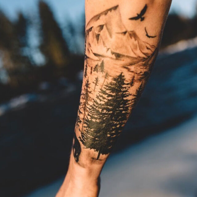Tatuagem da natureza nas costas do braço