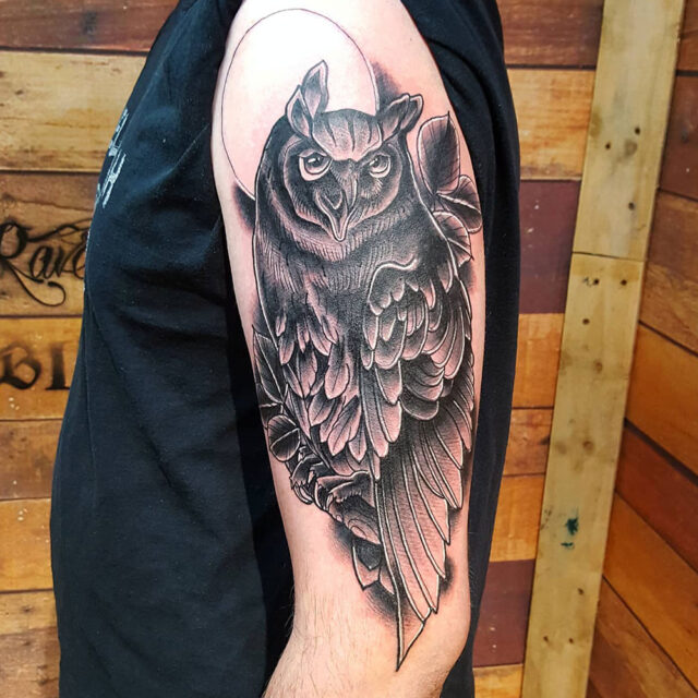 Tatuagem de braço de coruja