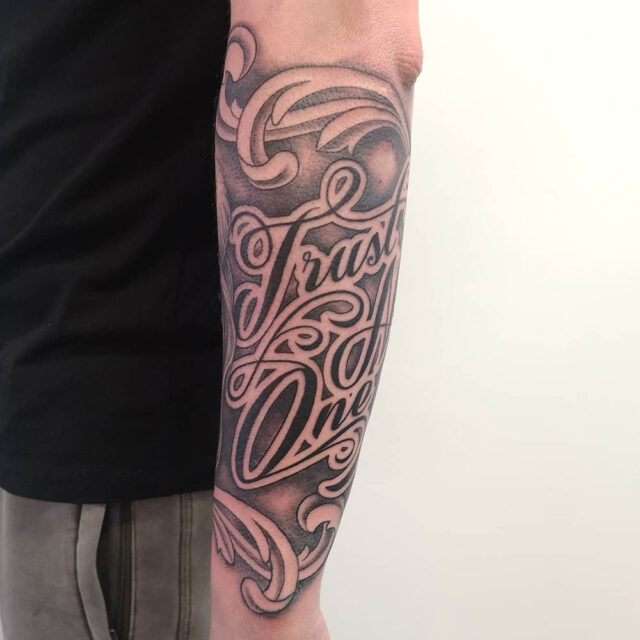 Citação de tatuagem no braço inferior