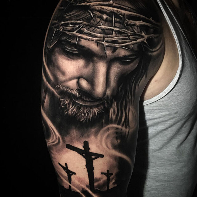 Tatuagem de braço de manga religiosa