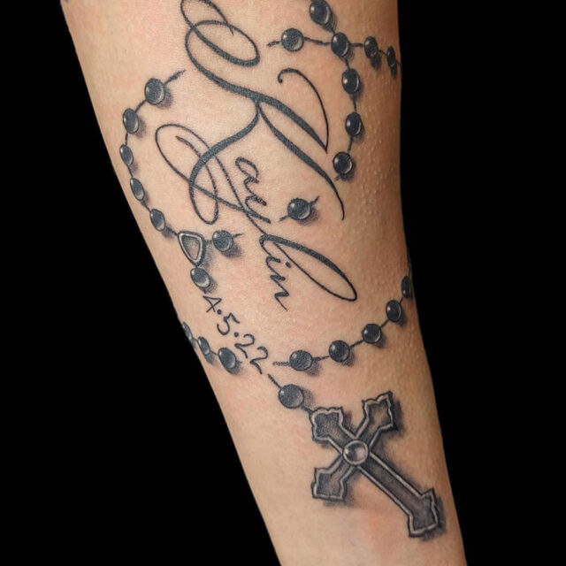 Tatuagem no braço do rosário