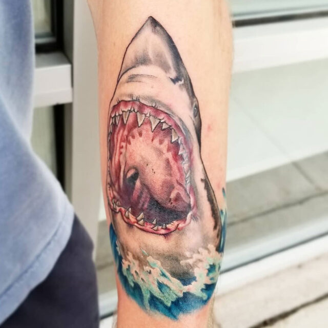 Tatuagem de braço de tubarão