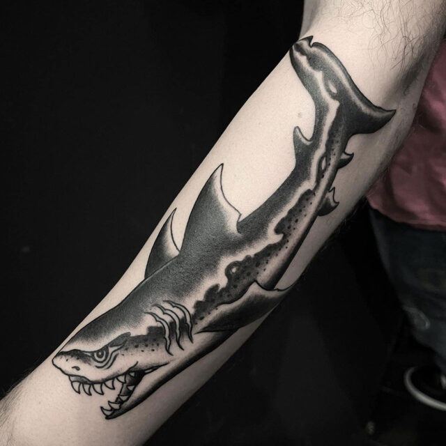 Tatuagem de braço de tubarão