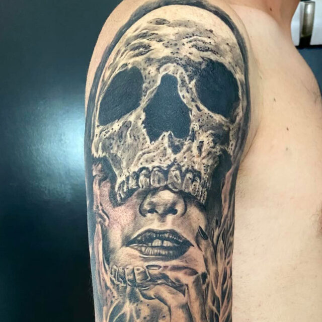 Tatuagem de crânio no braço