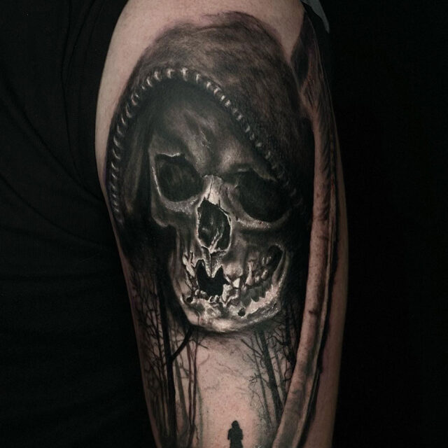 Tatuagem de crânio no braço