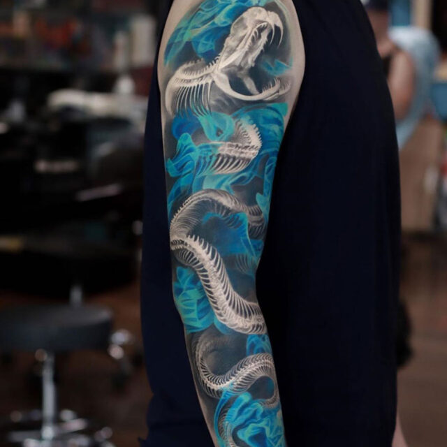 Tatuagem de braço inteiro de cobra