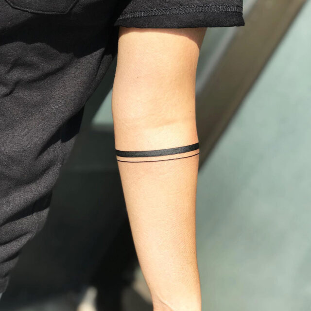 Tatuagem de braço de banda sólida