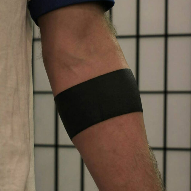 Tatuagem de braço com faixa sólida