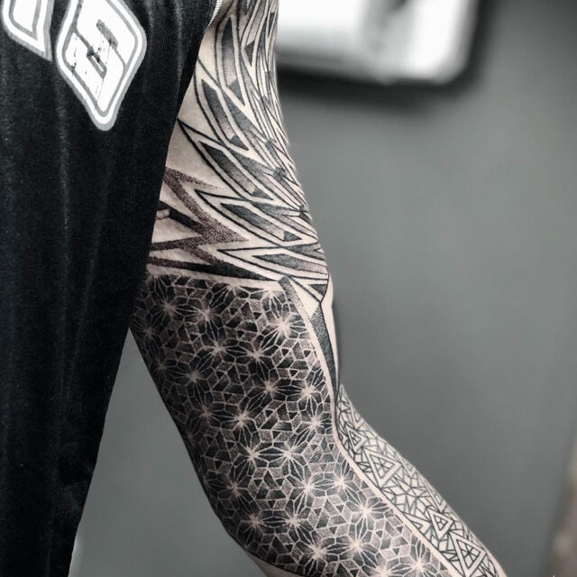Tatuagem de braço lateral em mosaico