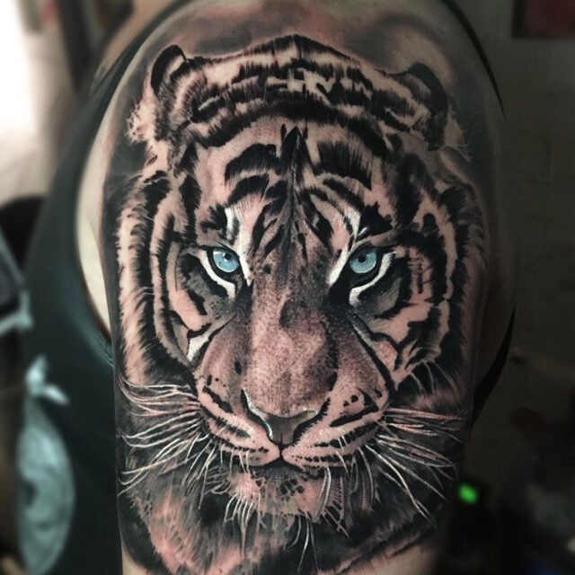 Tatuagem de braço de tigre