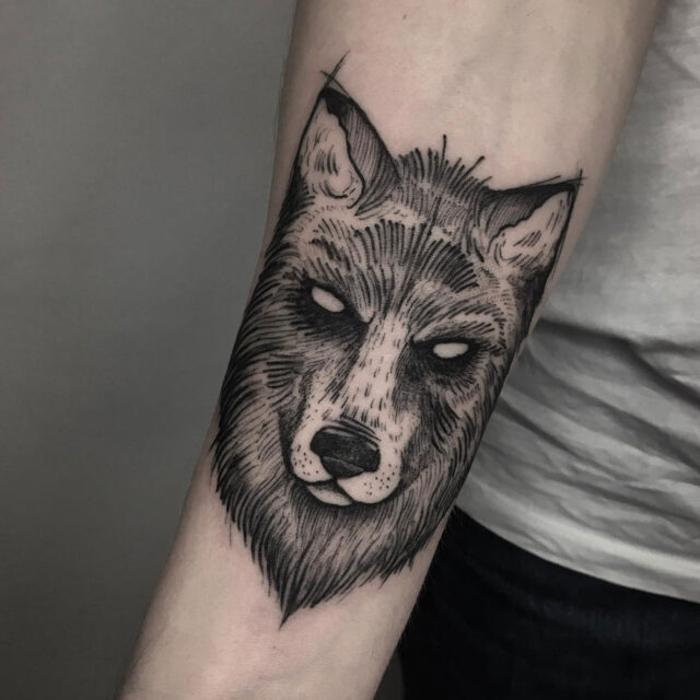 Tatuagem no braço lateral do lobo