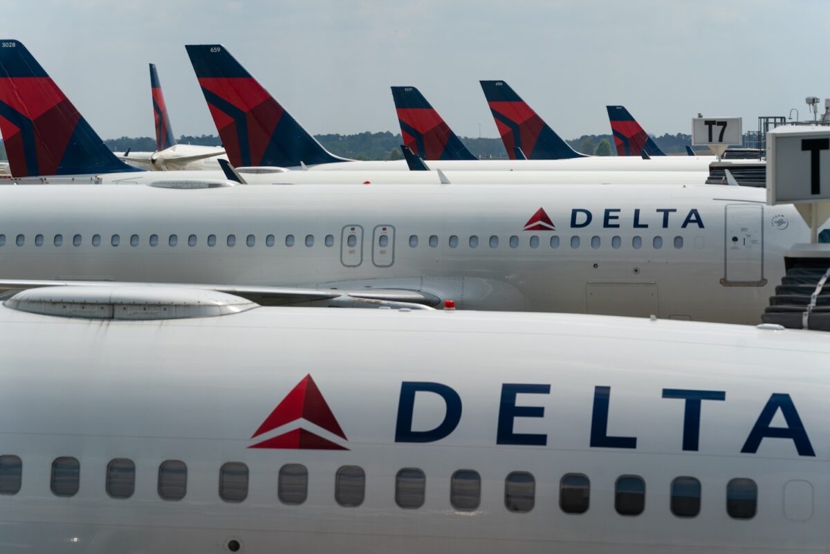 Man Calls Out Delta Airlines’ “Right-Wing Conspiracy Theory” In Hilarious Tweet