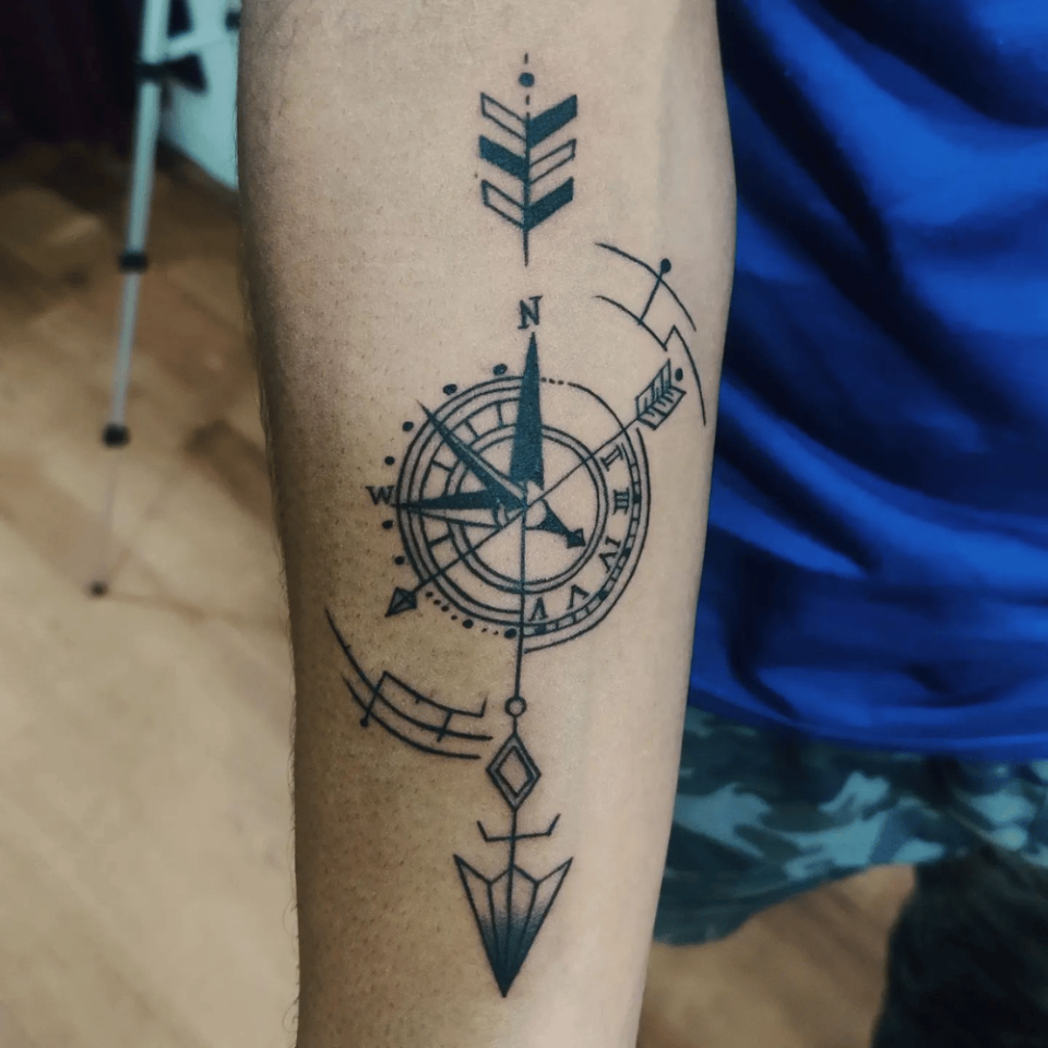 Arrow Compass Tattoo Source @anetattoostudio143 via Instagram