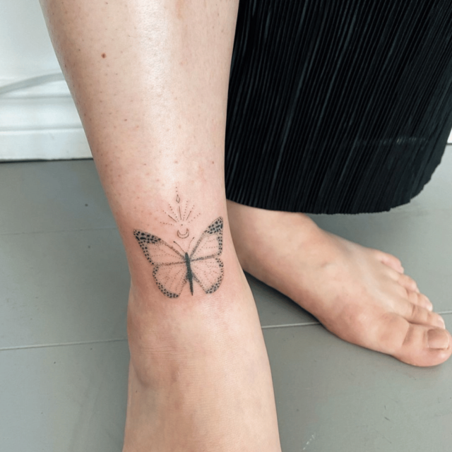 Fonte de tatuagem de borboleta no tornozelo @vasia via Instagram