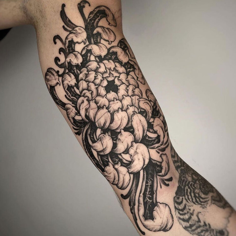 Chrysanthemum floral tattoo sourced via IG @mizer86