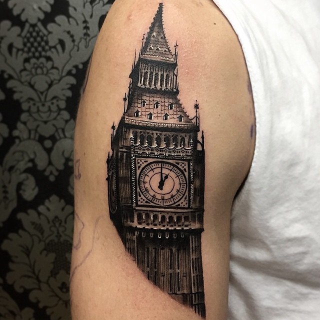 Fonte de tatuagem no pescoço da torre do relógio @inkedmag via Instagram
