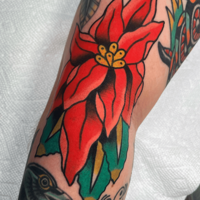 Fonte de tatuagem de flores de dezembro @makayla.tattoo via Instagram