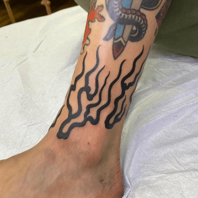 Fonte de tatuagem no tornozelo em chamas @joeyramonatattooer via Instagram