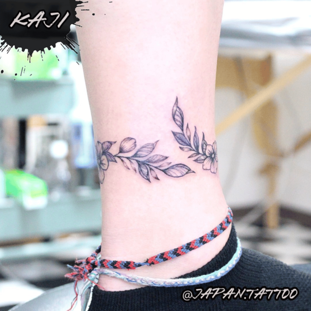 Fonte de tatuagem de flor no tornozelo @ japan.tattoo via Instagram