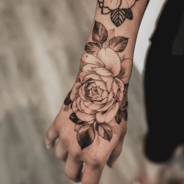 Fonte de tatuagem de flor de mão @chronicink_vancouver via Instagram