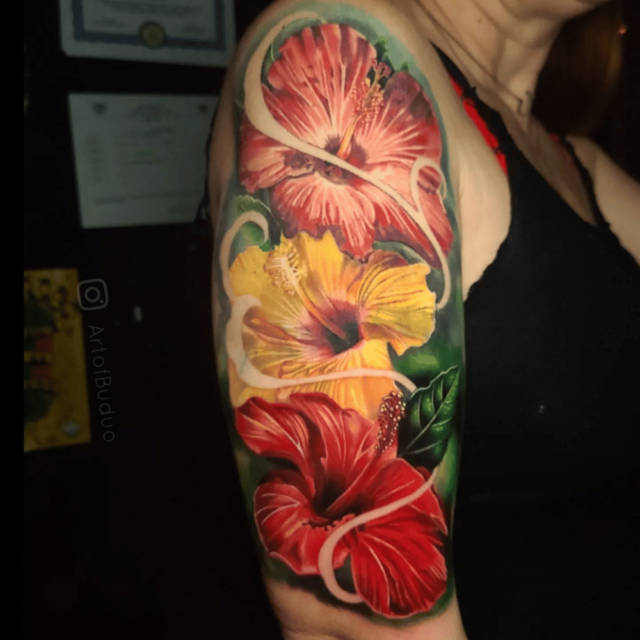 Fonte de tatuagem de flor havaiana @artofbuduo via Instagram