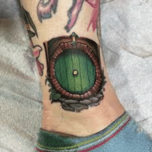 Hobbit Door Tatuagem no tornozelo Fonte @sparks_electrictattooing via Instagram