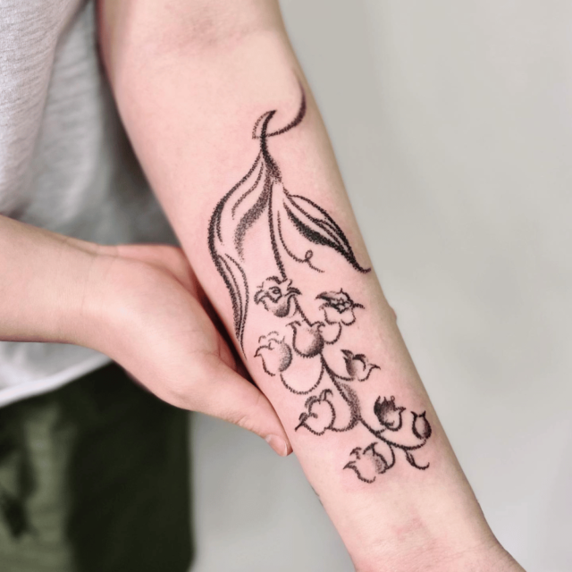 Fonte de tatuagem de flor de maio @scarlettpokes via Instagram