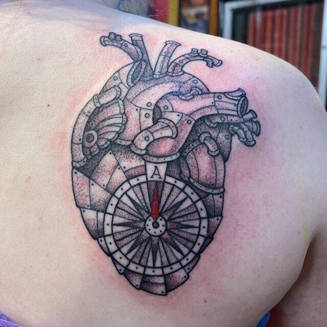 Tatuagem mecânica de coração Steampunk no pescoço