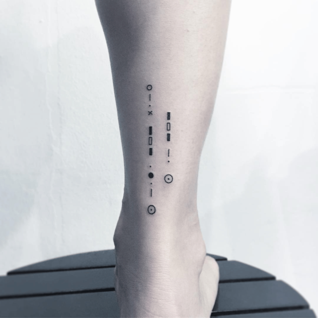 Fonte de tatuagem no tornozelo em código Morse @greemtattoo via Instagram