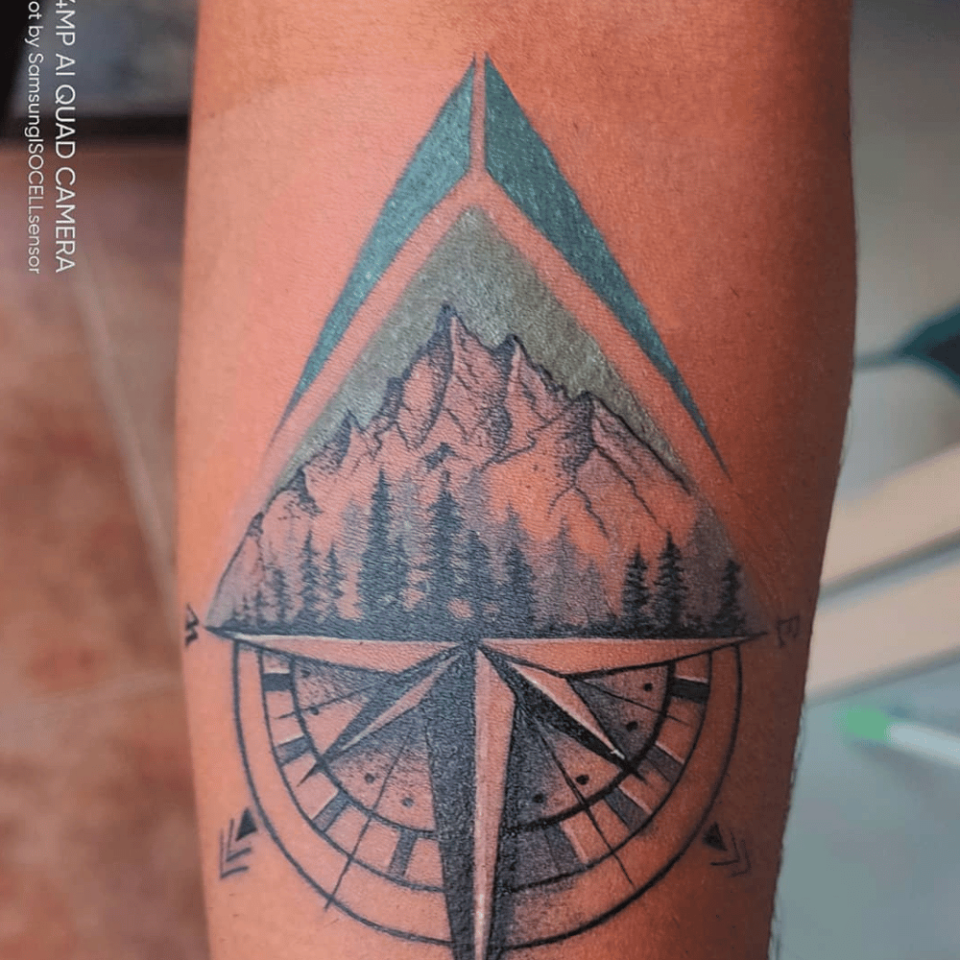 Nature-Inspired Compass Tattoo Source @kalakar_prani via Instagram