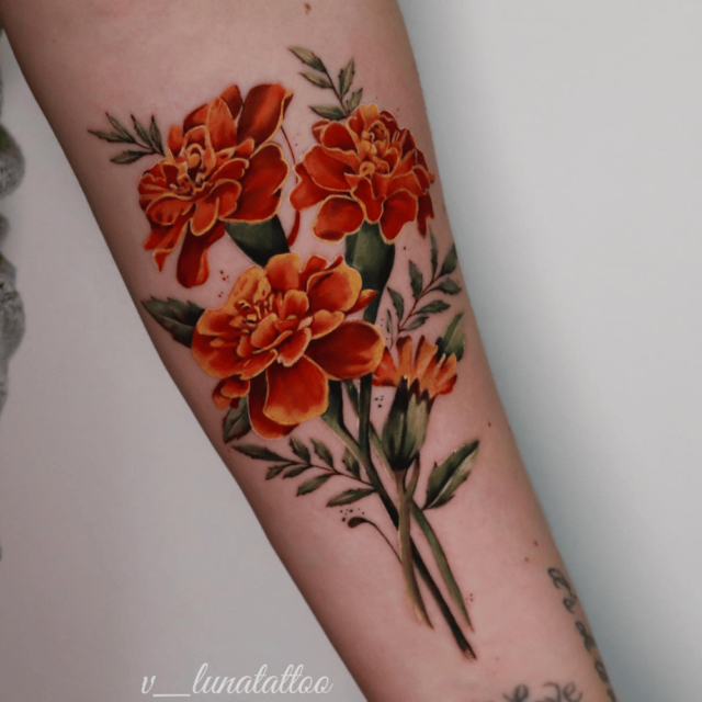 Fonte de tatuagem de flor de outubro @v_lunatattoo via Instagram