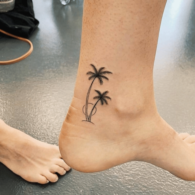 Fonte de tatuagem no tornozelo em palmeira @tiny.tatts via Instagram