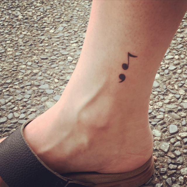 Fonte de tatuagem de ponto e vírgula no tornozelo @heatherhutchisonmusic via Instagram
