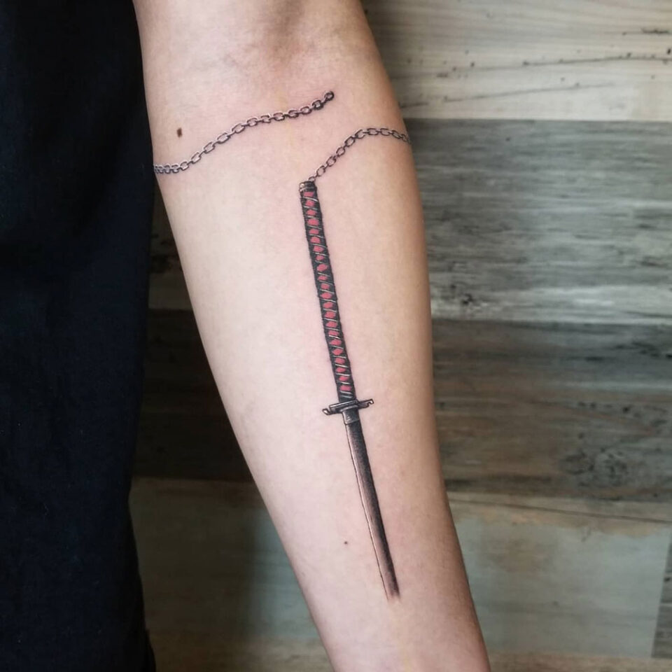 Sword and chain tattoo Source @br.thomastattoo via Instagram
