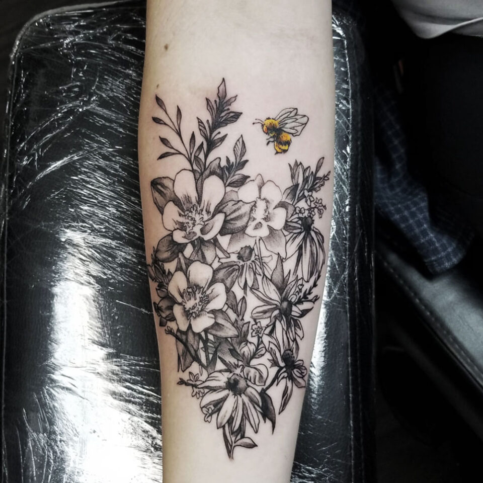 Wildflower floral tattoo sourced via IG @noflashink