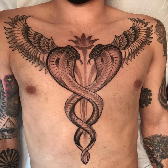 Fonte de tatuagem no pescoço do renascimento eterno da serpente alada @kimsaigh via Instagram