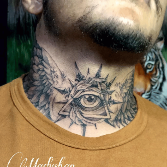 Tatuagem espiritual com símbolo do terceiro olho no pescoço @empiretattoosl via Facebook