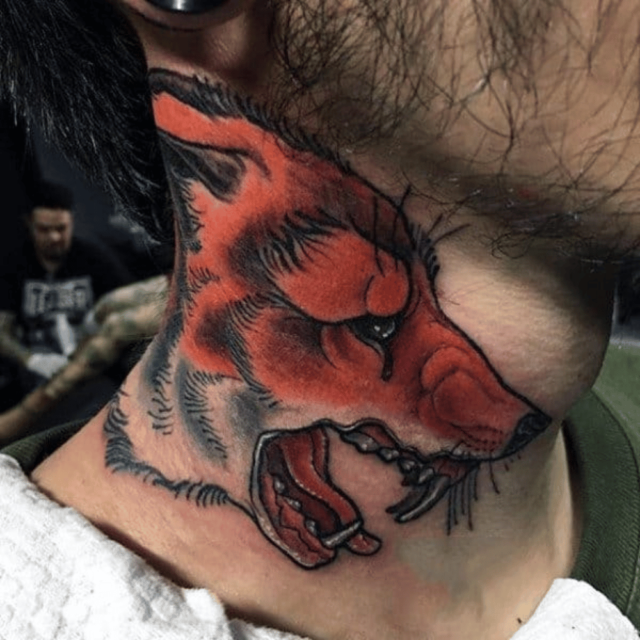 Fonte de tatuagem no pescoço com retrato de animal raro e ameaçado de extinção @ nextluxury.com