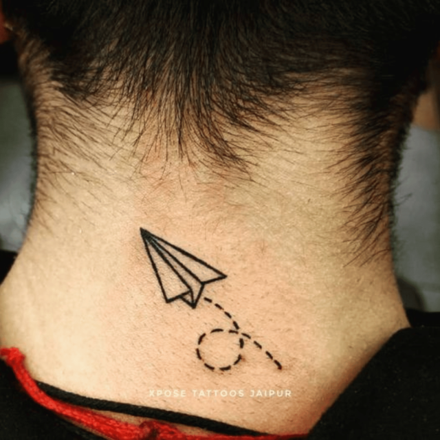 Fonte de tatuagem simples de avião de papel no pescoço @XposeTattoosJaipur via Facebook