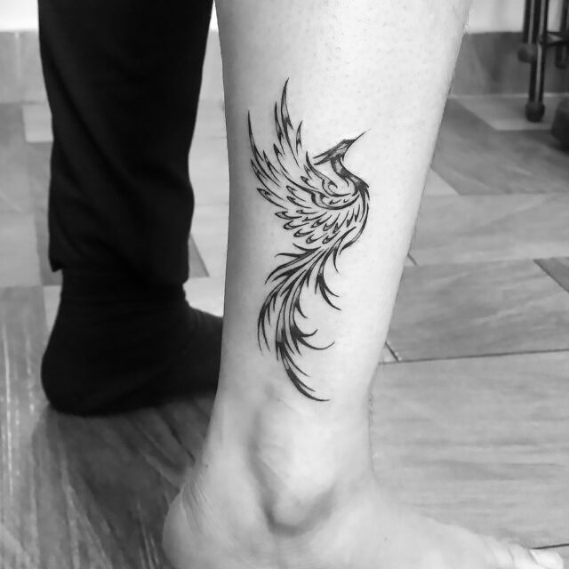 Fonte de tatuagem Abstact Phoenix no tornozelo @rajeev_himalayan_inkd via Instagram