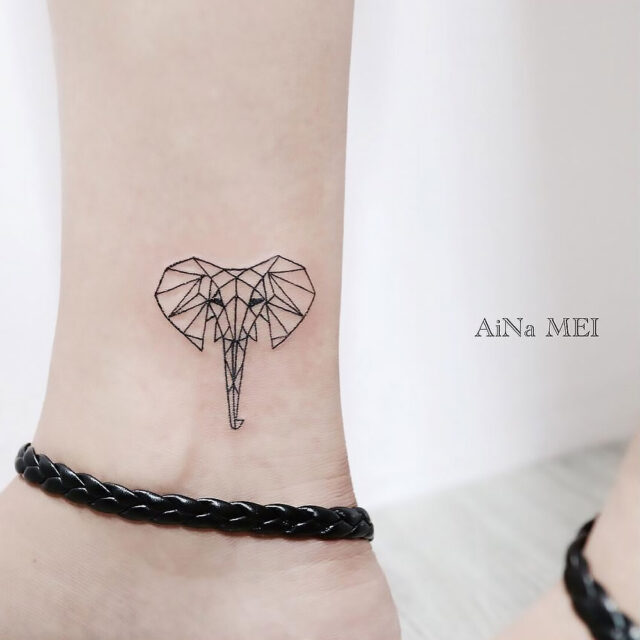Fonte de tatuagem abstrata de elefante no tornozelo @ainakstyle via Instagram