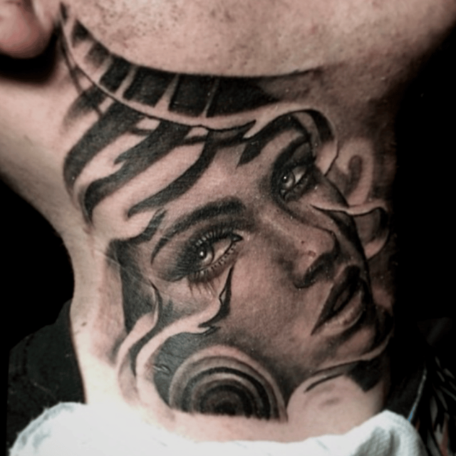 Tatuagem de retrato surrealista abstrato no pescoço Fonte @hartandhuntingtonorlando.com