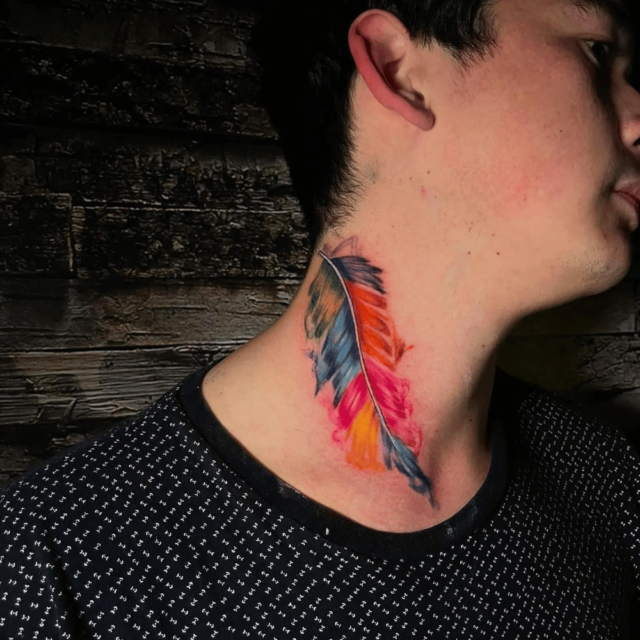 Tatuagem abstrata em aquarela de penas no pescoço Fonte @BLAINNE via Facebook