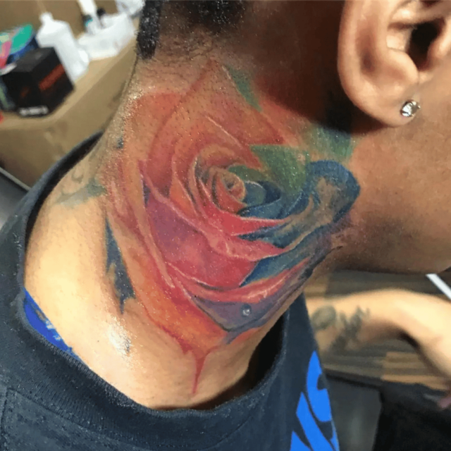 Fonte de tatuagem abstrata em aquarela com respingos no pescoço @ladyltatts via Instagram
