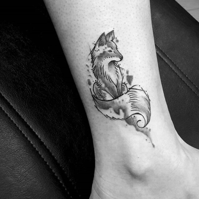 Fonte abstrata de tatuagem no tornozelo de lobo @lemraq via Instagram
