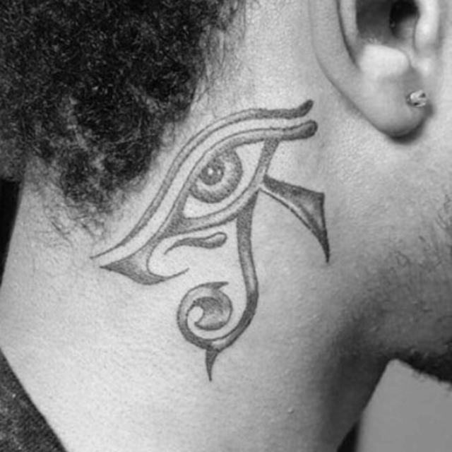 Fonte de tatuagem de pescoço com símbolos hieroglíficos antigos @thetrendspotter.net