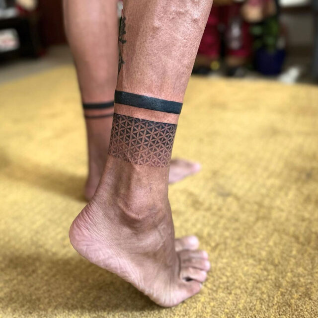 Fonte de tatuagem no tornozelo com padrão Art Déco @queentattoodubai via Instagram