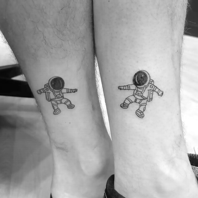 Fonte de tatuagem no tornozelo com capacete de astronauta @floydyfloyd_ink via Instagram
