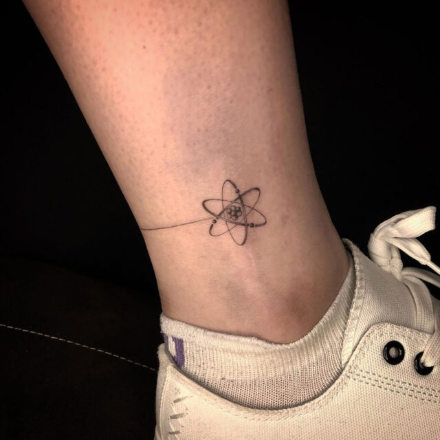Fonte de tatuagem no tornozelo do símbolo do átomo @federico.yarza via Instagram