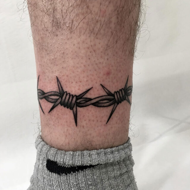 Fonte de tatuagem de arame farpado no tornozelo @inscriptatattoo via Instagram